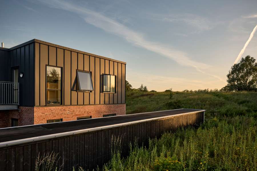 Historic forest gets a water lily neighbor clad with steel profiles, Åkandehaven, Langedam 1, 3250 Græsted, Denmark